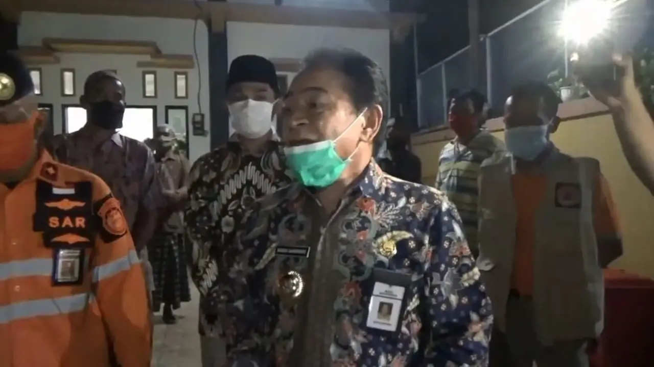 Bupati Banjarnegara, Budhi Sarwono Saat mengantar pasien sembuh Covid-19 Banjarnegara. (Foto: Liputan6.com/Tangkapan Layar Video/Muhamad Ridlo)