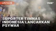Suporter Timnas Indonesia nyalakan petasan di hotel Timnas Australia menginap. Aksi ini dilakukan sehari sebelum pertandingan Indonesia dan Australia