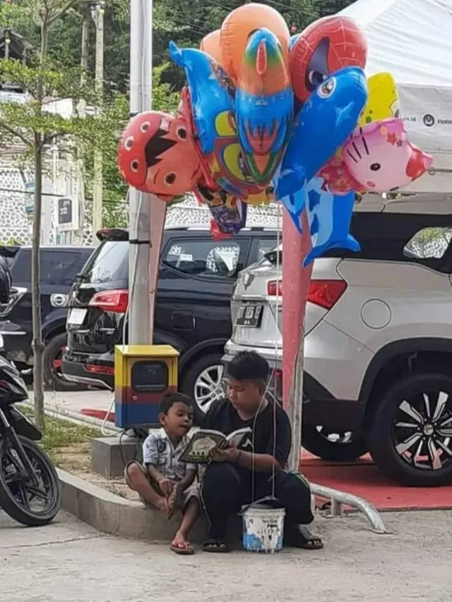 Viral, Kakak Ajari Adiknya Membaca Iqra Sambil Berjualan Balon