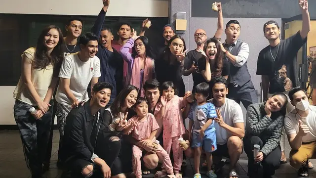 Demmy Febriana Rayakan Ulang Tahun Bareng Pemain Love Story The Series (Foto: Instagram/@nessa.sadin)