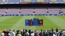 Gelandang baru Barcelona, Paulinho, saat diperkenalkan di Stadion Camp Nou, Kamis (17/7/2017). Pria asal Brasil ini resmi berseragam Barcelona setelah ditebus dari Guangzhou Evergrande. (AP/Manu Fernandez)