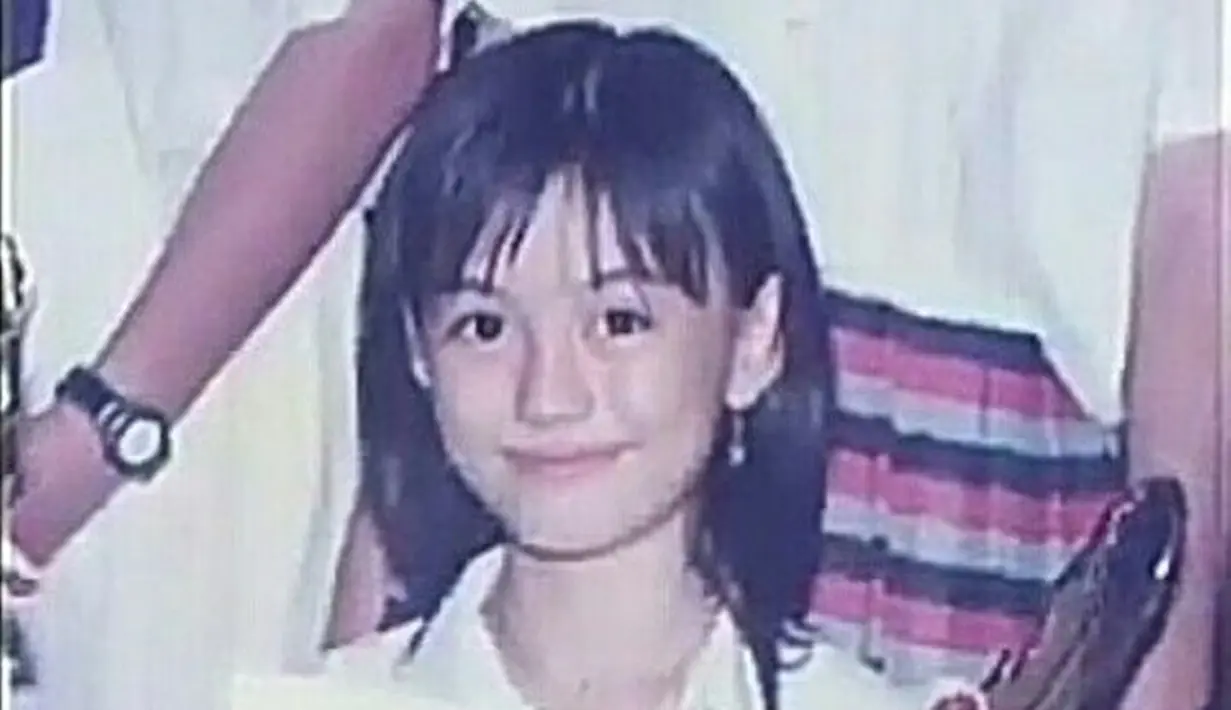 Sedari kecil Agnez Mo sudah memiliki aura bintang. Tak hanya bersuara merdu, ia juga berprestasi di sekolah. Tatapan matanya yang tajam menandakan sosok Agnez Mo memang cerdas dan selalu tampil percaya diri. (Liputan6.com/IG/lalamarionmj)
