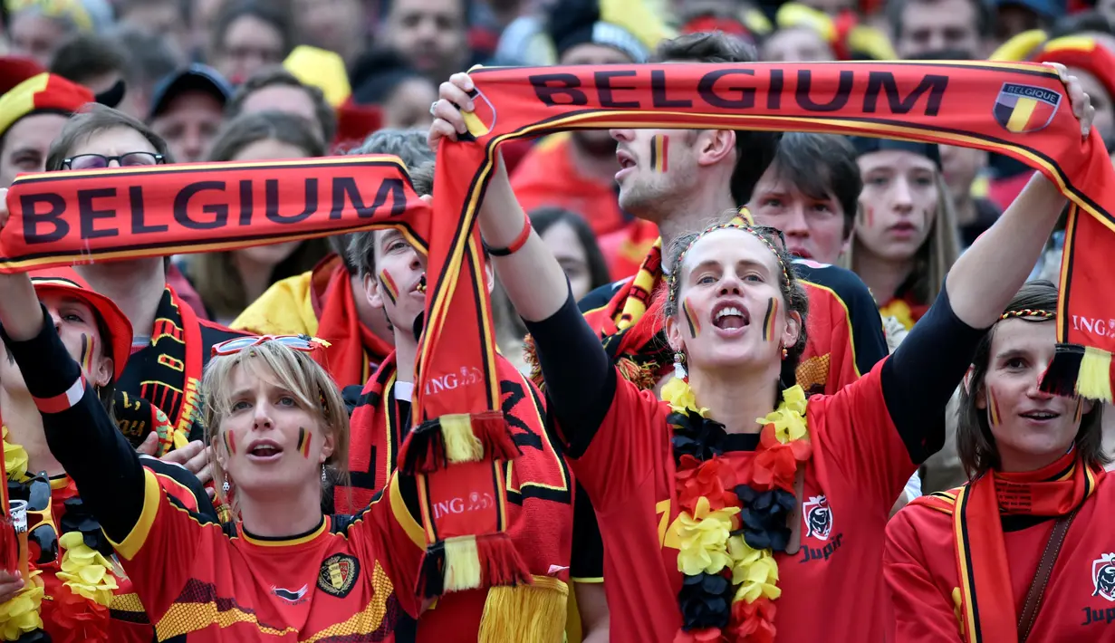 Fans Belgia bersorak dan membentangkan syal saat menyaksikan timnya melawan Hungaria pada babak 16 besar piala Eropa 2016 di Brussels, Belgia, (26/6/2016). (REUTERS/Eric Vidal)