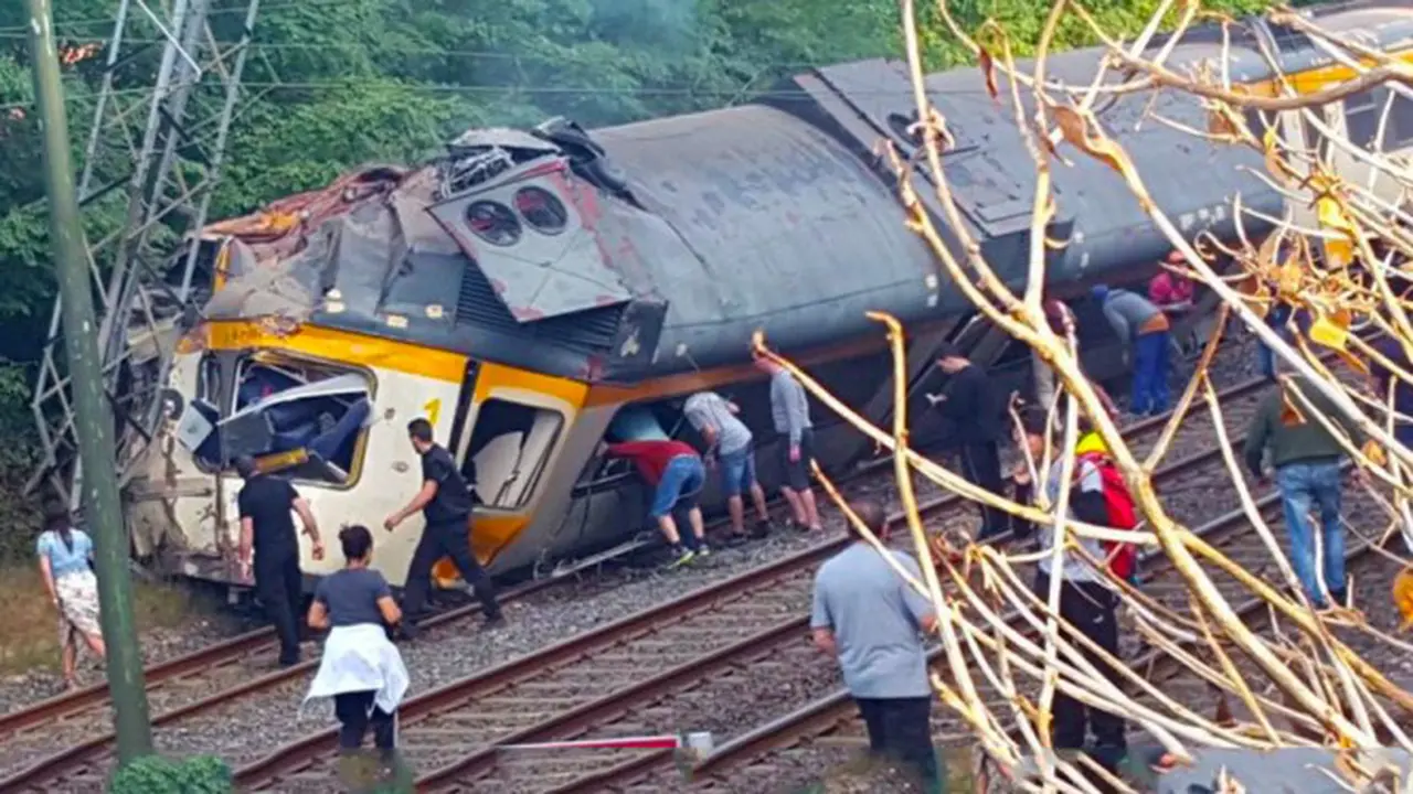 Kereta yang mengalami kecelakaan di Pontevedra, Spanyol