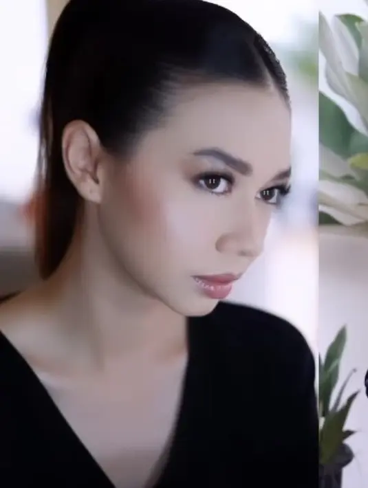 Untuk urusan makeup, Yuki memercayakan MUA Firman. Ia nampak mengenakan riasan natural fresh dengan lipstik pink glossy, blush on pink tipis. Serta eyeshadow hitam dengan bulu mata lentiknya.  @yukikt.