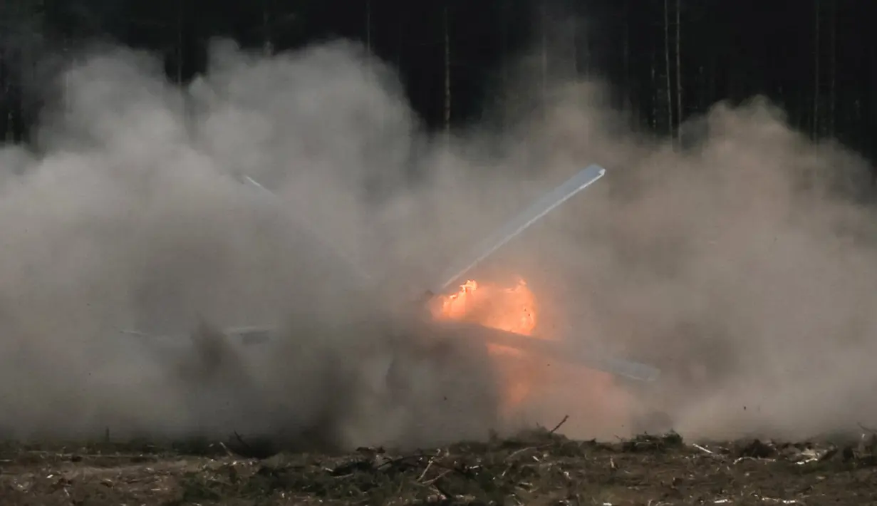 Helikopter Mi-28N langsung meledak dan terbakar usai terhempas ke tanah saat kompetisi penerbangan militer "Aviadarts" di Dubrovichi, Rusia, Minggu (2/8/2015). Akibat kejadian tersebut, satu dari dua orang pilot tewas. (REUTERS/Maxim Shemetov)
