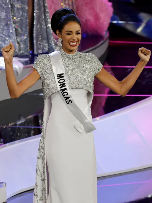 Ekspresi Keysi Sayago saat merayakan kemenangannya usai dinobatkan sebagai Miss Venezuela 2016 dalam kontes kecantikan yang digelar di Caracas, Venezuela (5/10). Keysi Sayago juga terpilih sebagai Miss Sonrisa dan Miss Actitud. (REUTERS/Marco Bello)