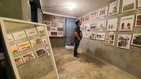 Pengunjung mengamati frame foto di Pameran Foto Interaksi Urban.  (Liputan6.com/Gresi Plasmanto)