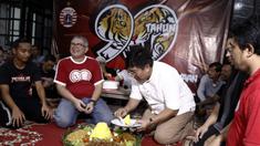 Direktur Utama Persija Jakarta, Gede Widiade, didampingi Ketua Umum Jakmania, Ferry Indrasjarief, memotong tumpeng saat acara syukuran di Kantor Persija, Jakarta. Acara ini merupakan peringatan hari jadi Persija ke-90. (Bola.com/Yoppy Renato)