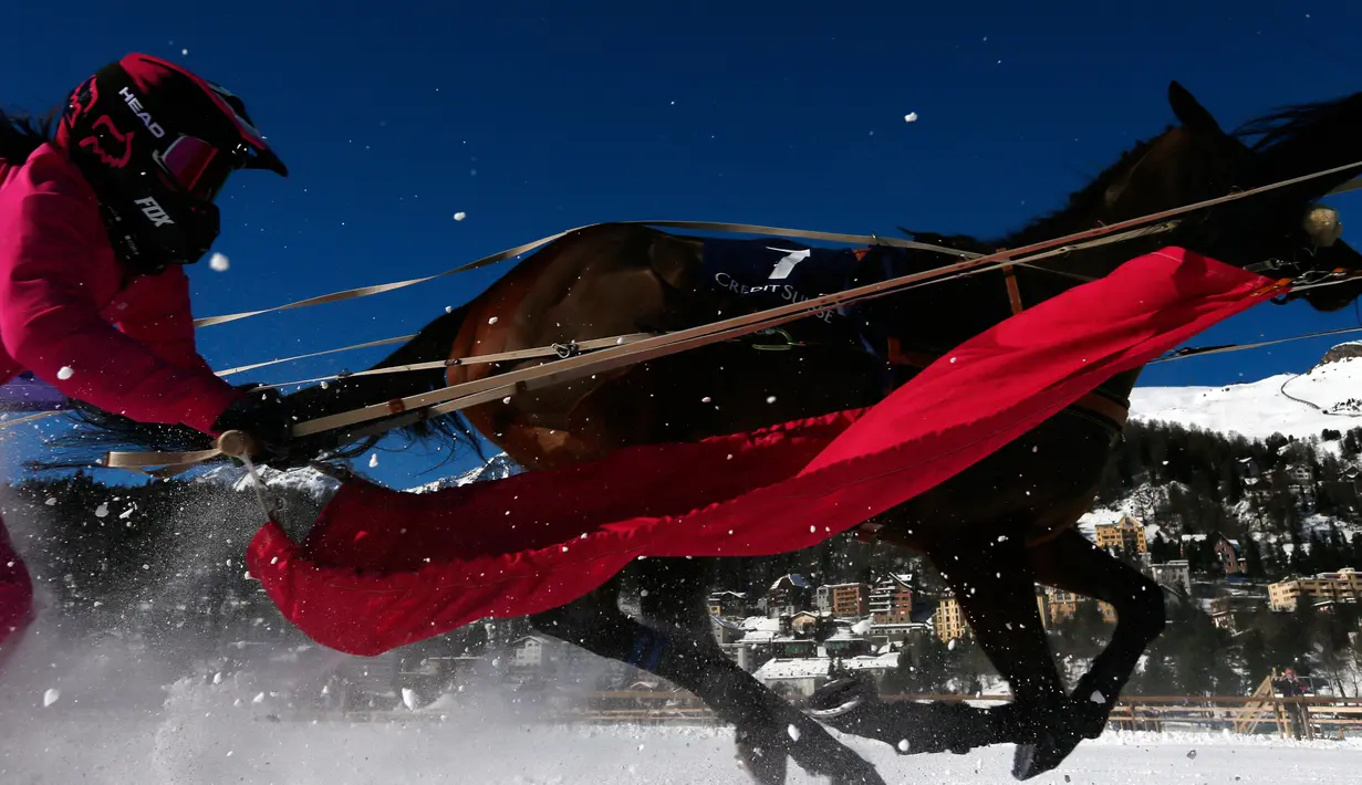 Valeria Holinger bersaing dalam lomba Skikjoering selama pacuan kuda White Turf di danau beku, Saint Moritz, Swiss, 17 Februari 2019. Skijoring mengharuskan kuda-kuda peserta menarik pemain ski di atas lintasan sepanjang 2.700 meter (STEFAN WERMUTH / AFP)