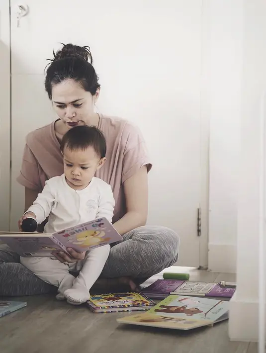 Jika Sarwendah dengan ciri dasternya, Sabai kerap mengenakan kaus dan celana panjang yang jadi ciri khasnya. (Foto: instagram.com/ringgoagus)