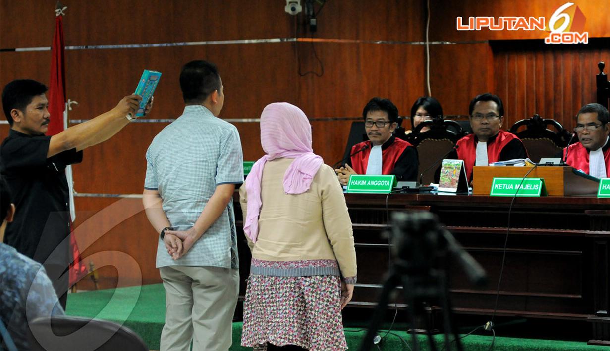Sejumlah saksi diminta sumpahnya di depan pengadilan ketika akan memberikan keterangannya di Pengadilan Tipikor Jakarta, Kamis (10/4/2014) (Liputan6.com/Faisal R Syam).