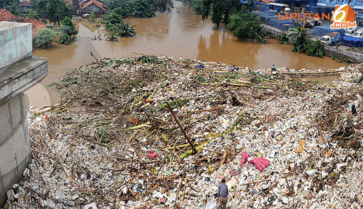 Sampah menggunung tersumbat di jembatan. (Liputan6.com/Azis Prastowo)