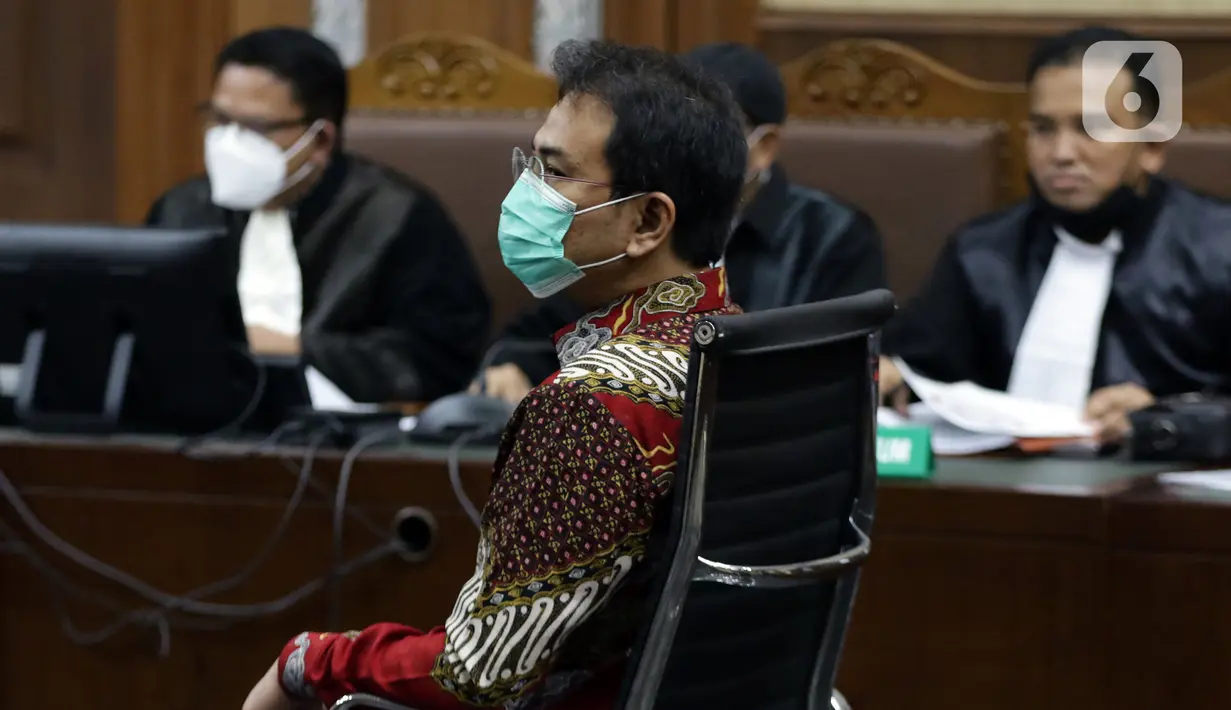 Mantan Wakil Ketua DPR Azis Syamsuddin (tengah) saat mengikuti sidang lanjutan di Pengadilan Tipikor Jakarta, Kamis (23/12/2021). Azis Syamsuddin merupakan terdakwa dugaan suap penanganan perkara korupsi di Lampung Tengah. (Liputan6.com/Helmi Fithriansyah)