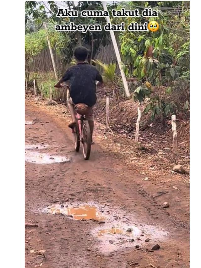 Momen Bocah Naik Sepeda Pakai Kelapa Kering Buat Duduk, Ujungnya Bikin Haru