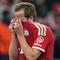 Bintang Bayern Munchen, Harry Kane, menutup wajahnya setelah laga kontra Paris Saint-Germain (PSG) di leg kedua semifinal Liga Champions 2025/2026 berakhir. Bayern Munchen gagal melangkah ke final Liga Champions karena kalah agregat 5-6 dari Paris Saint-Germain (PSG). (AP Photo/Matthias Schrader)