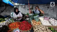 Padagang  kebutuhan pokok menunggu pembeli di Pasar Tradisional Kebayoran, Jakarta Selatan, Senin, (5/9/2022). Harga sembako berpotensi naik lantaran biaya logistik semakin mahal menyusul kenaikan harga bahan bakar minyak (BBM) yang secara resmi diumumkan beberapa waktu lalu. (Liputan6.com/Johan Tallo)