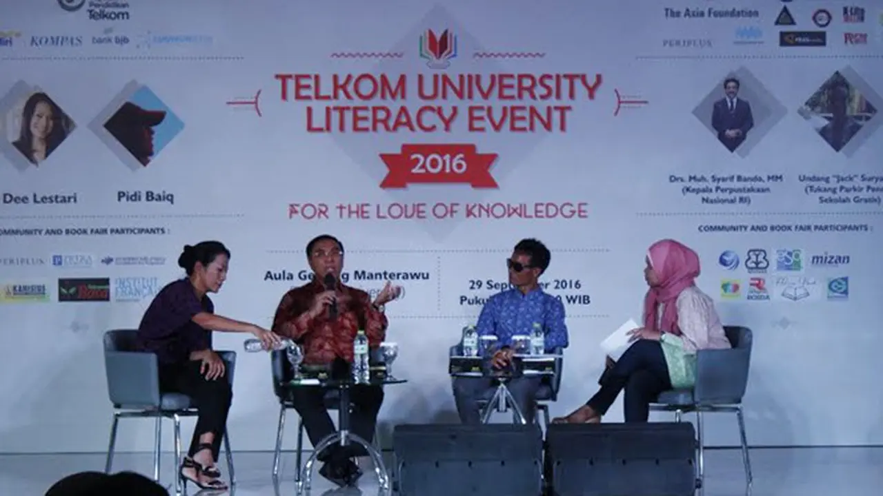 [Kiri-kanan] Novelis Dee Lestari, Sekretaris Utama Perpustakaan Nasional Republik Indonesia Dedi Junaedi, dan aktivis pendidikan Undang “Jack” Suryaman dalam Telkom University Literacy Event 2016, di Aula Manterawu Telkom University.