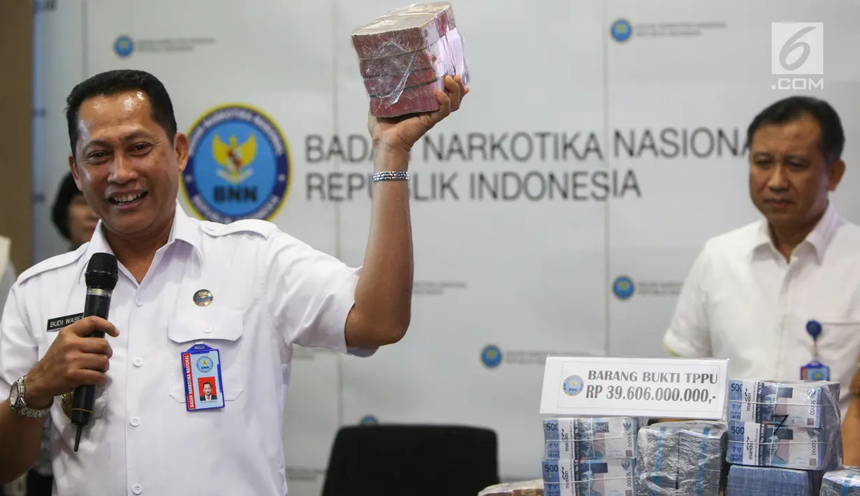 Kepala BNN Komjen Budi Waseso menunjukkan barang bukti hasil tindak pidana pencucian uang (TPPU) kasus narkoba di BNN, Jakarta, Selasa (13/6). BNN mengungkap kasus TPPU dengan total aset Rp 39 miliar dari kedua kasus berbeda. (Liputan6.com/Yoppy Renato)