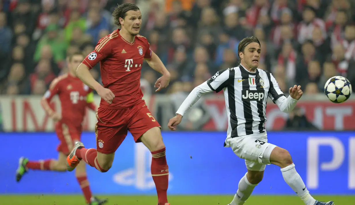 Bek Bayern Munchen, Daniel van Buyten (kiri) berebut bola dengan striker Juventus, Alessandro Matri pada laga perempatfinal Liga Champions 2012/2013 di Allianz Arena, Munich (2/4/2013). Daniel van Buyten mampu meraih trofi Liga Champions bersama Bayern Munchen pada musim 2012/2013. Ia total tampil dalam 6 laga di Liga Champions musim 2012/2013 dengan torehan 1 assist. Ia tak dimainkan pada laga final saat menang 2-1 atas Borussia Dortmund. (AFP/Odd Andersen)