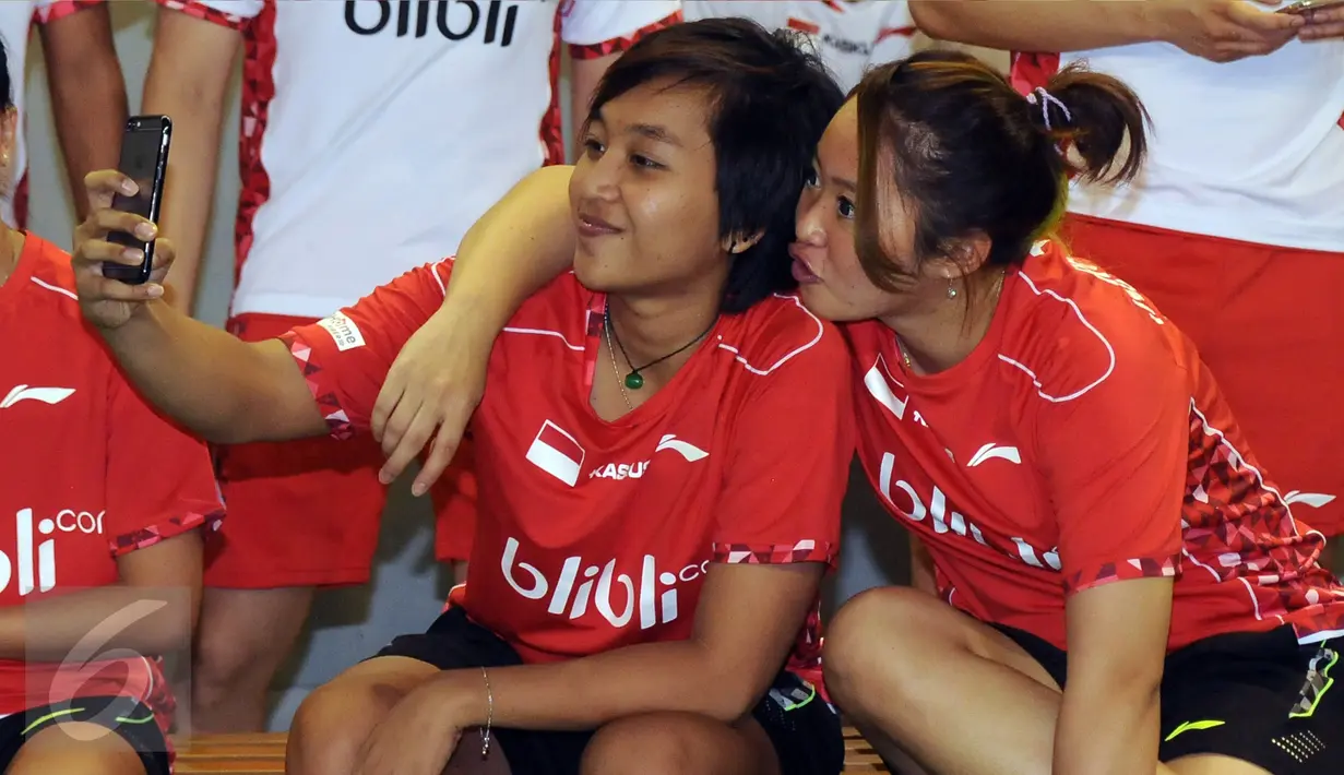 Tiara Rosalia Nuraidah (kanan) berselfie disela-sela pemotretan usai upacara pelepasan tim Thomas/Uber Indonesia di Pelatnas PBSI, Jakarta, Senin (9/5/2016). Piala Thomas/Uber akan dihelat di Kunshan, Tiongkok, 15-22 Mei. (Liputan6.com/Helmi Fithriansyah)