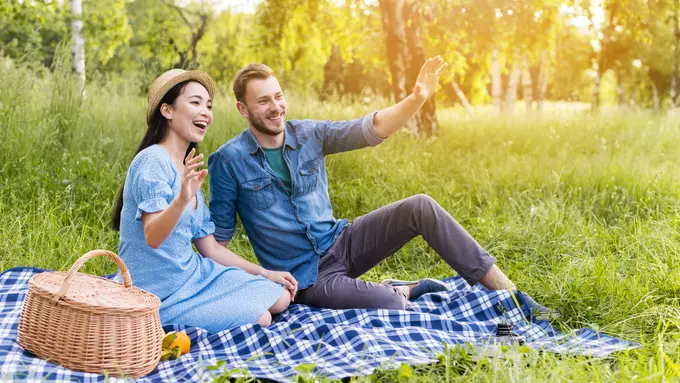 Daftar Zodiak yang Sering Dibilang Cuek Padahal Paling Setia - Cover