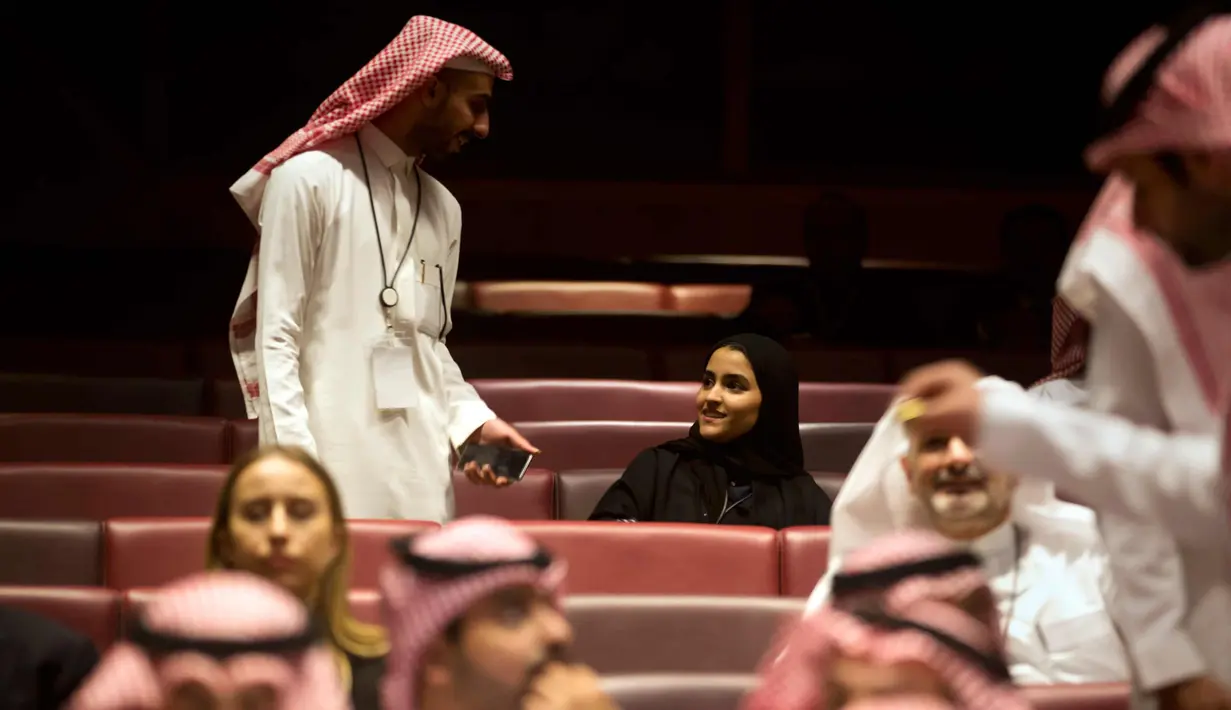 Seorang pengunjung perempuan menempati tempat duduk bersiap menyaksikan pemutaran film Black Panther selama acara gala undangan di King Abdullah Financial District Theatre, Riyadh, Arab Saudi (18/4). (AP/Amr Nabil)