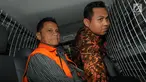 Presiden Komisaris PT Mugi Rekso Abadi (MRA) Soetikno Soedarjo berada di dalam mobil tahanan usai menjalani pemeriksaan oleh penyidik di Gedung KPK, Jakarta, Rabu (7/8/2019). Soetikno Soedarjo resmi ditahan KPK untuk mempermudah pemeriksaan. (merdeka.com/Dwi Narwoko)