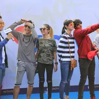"Luar biasa pokoknya, senang bisa melihat mereka secara langsung. Gak sia-sia bisa bangun pagi dan bertemu dengan mereka," ucap Angga, cast Anak Langit saat diwawancarai usai meet and greet. (Adrian Putra/Bintang.com)