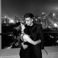 Romantis Abis, Ini 6 Potret Kebersamaan Sandrinna Michelle dan Junior Roberts. (Foto: Instagram/sandrinna_11)