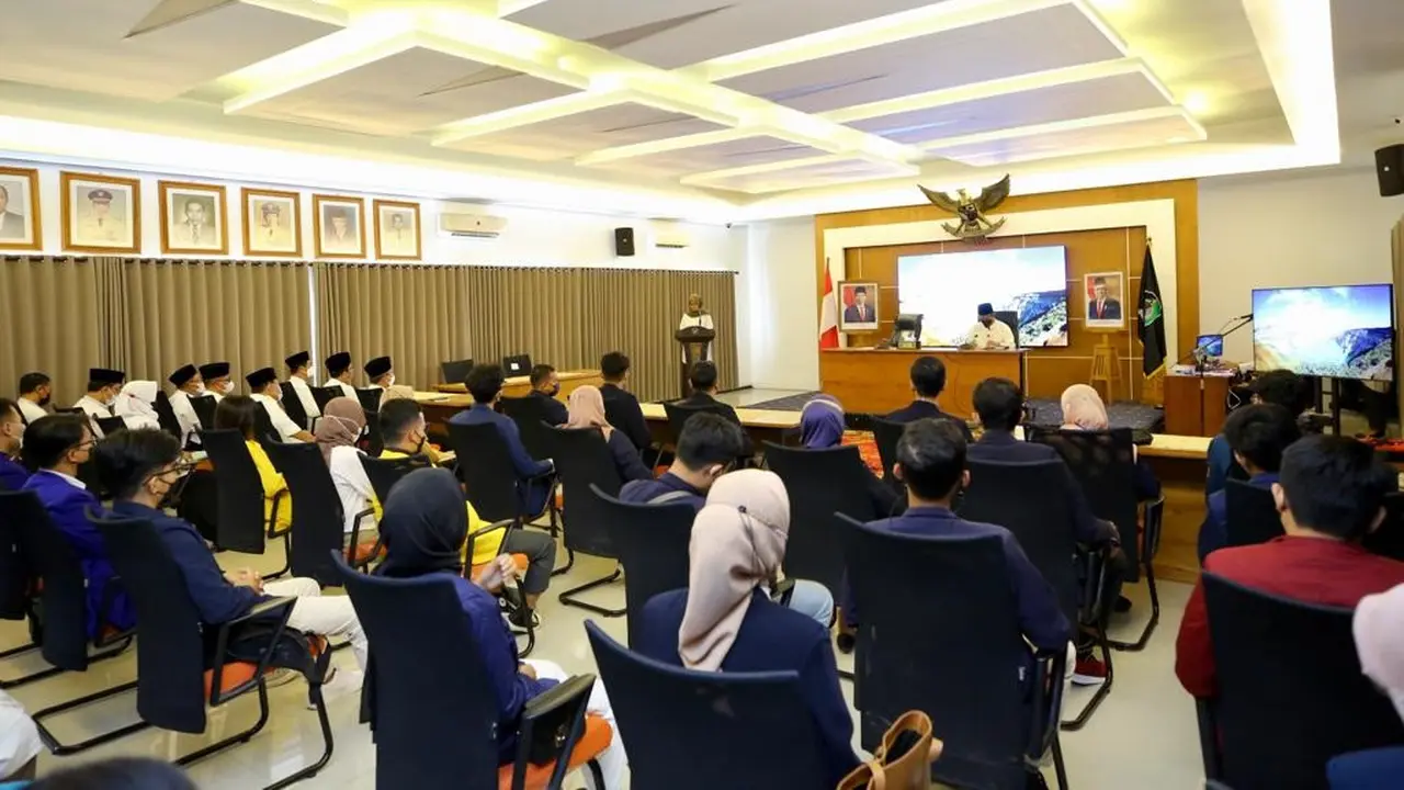 Bupati Banyuwangi Ipuk Fiestiandani memberikan arahan kepada puluhan mahasisa  se-Indonesia yang mengikuti MSIB di Banyuwangi. (Istimewa)