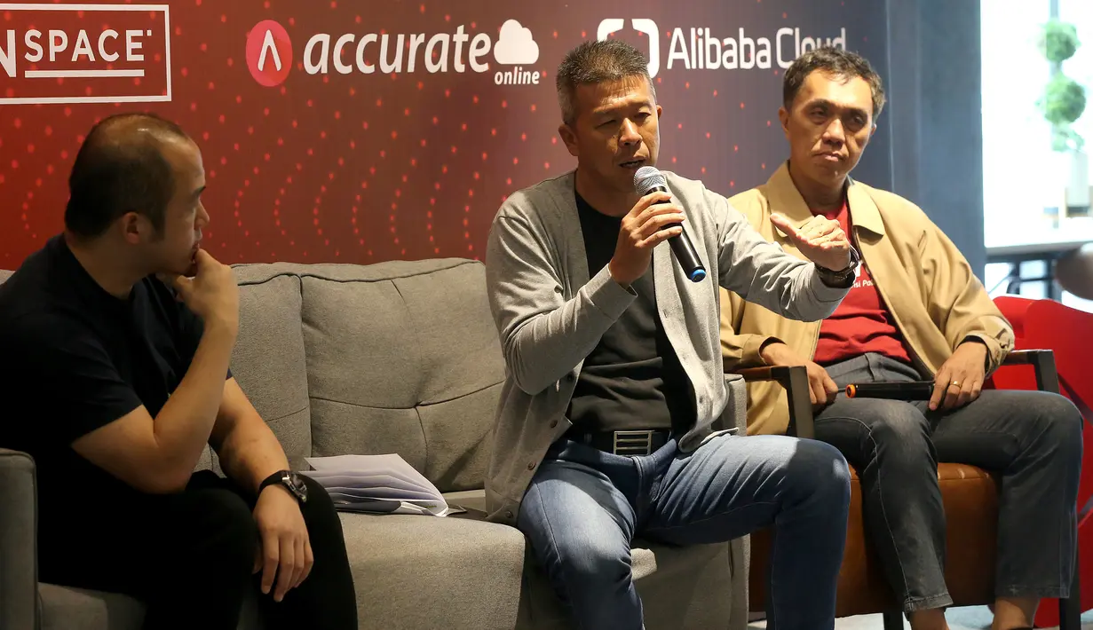 Direktur PT Bank DBS Indonesia Rudy Tandjung (tengah) memberi keterangan pers pada kemitraan strategis melalui ekosistem untuk mendukung pertumbuhan UKM dan startup di Indonesia Jakarta, Rabu (6/3). (Liputan6.com/Fery Pradolo)