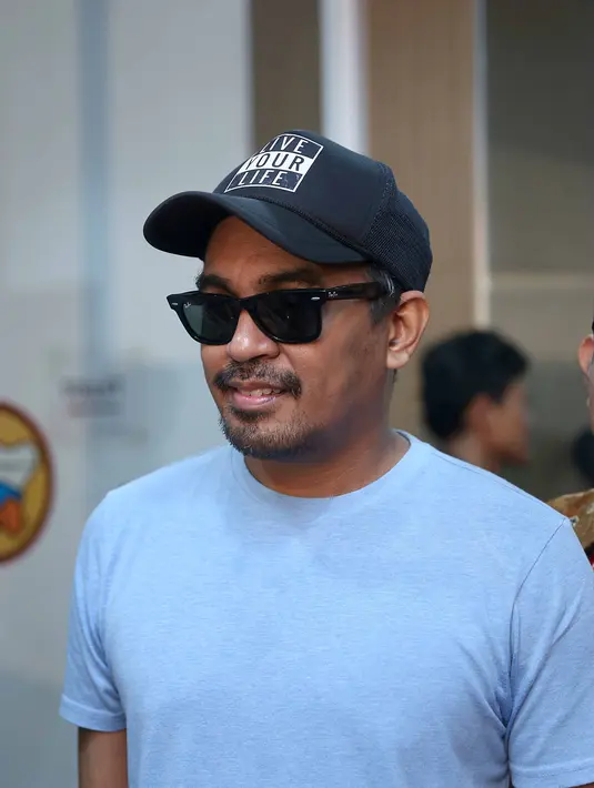 "Waduh haha, ya didoakan saja lah. Maksudnya kalau kita dapat dukungan, support kan senang ya. Pertemanan itu kan, ya kalau mendukung satu dan yang lain pasti lah," kata Glenn Fredly di Kemang, Jakarta Selatan, Rabu (30/11). (Nurwahyunan/Bintang.com)