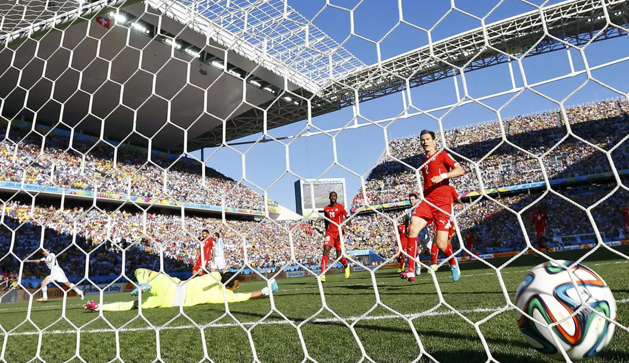 Gol kemenangan Timnas Argentina dicetak Angel Di Maria (kiri) di menit 118 sekaligus mematahkan perlawanan Swiss di laga 16 besar Piala Dunia 2014 di Stadion Corinthians, Sao Paulo, (1/7/2014). (REUTERS/Paul Hanna)