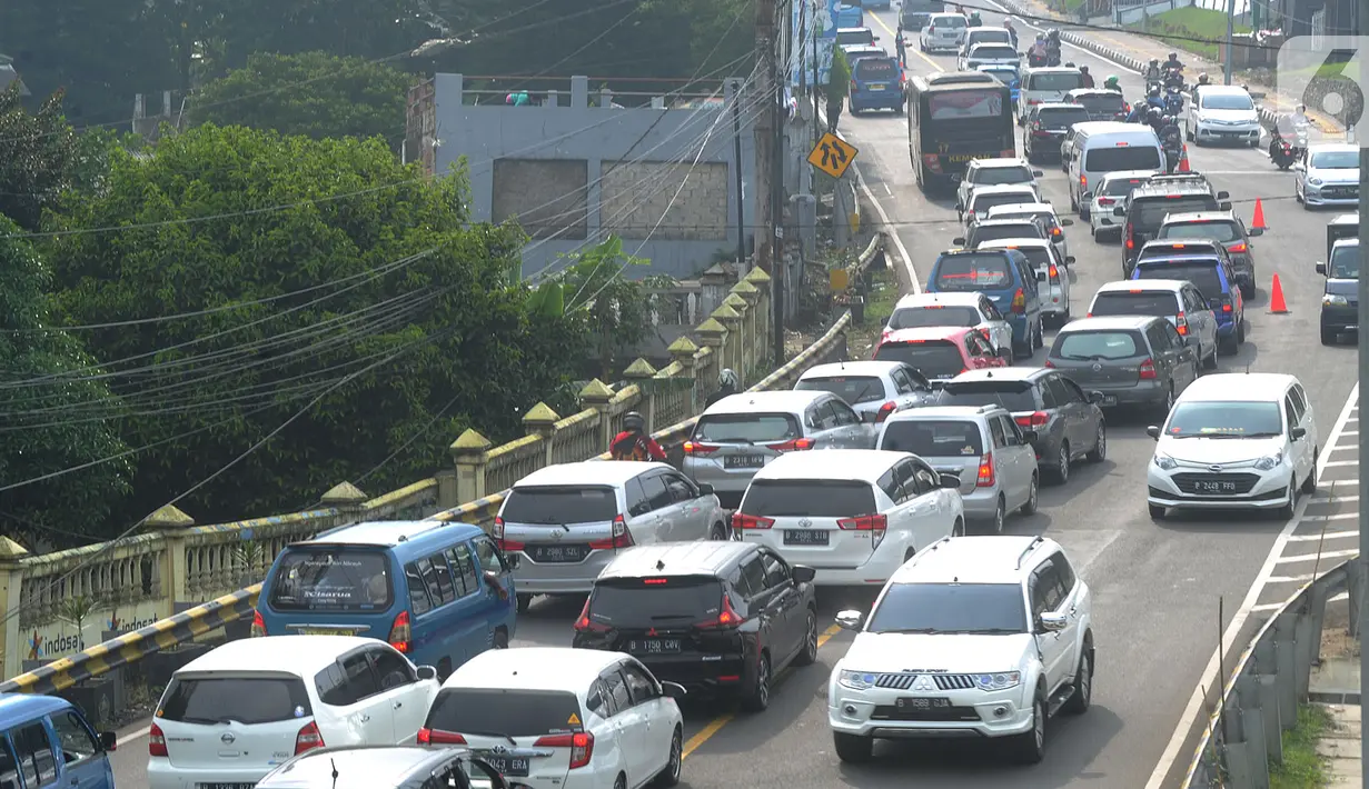 Kondisi lalu lintas saat saat uji coba sistem kanalisasi 2-1 Jalur Puncak di kawasan Gadog, Bogor, Jawa Barat, Minggu (27/10/2019). BPTJ bersama Pemkab dan Polres Bogor melakukan uji coba kanalisasi 2-1 Jalur Puncak pada 27 Oktober dan 3 November 2019. (merdeka.com/Arie Basuki)