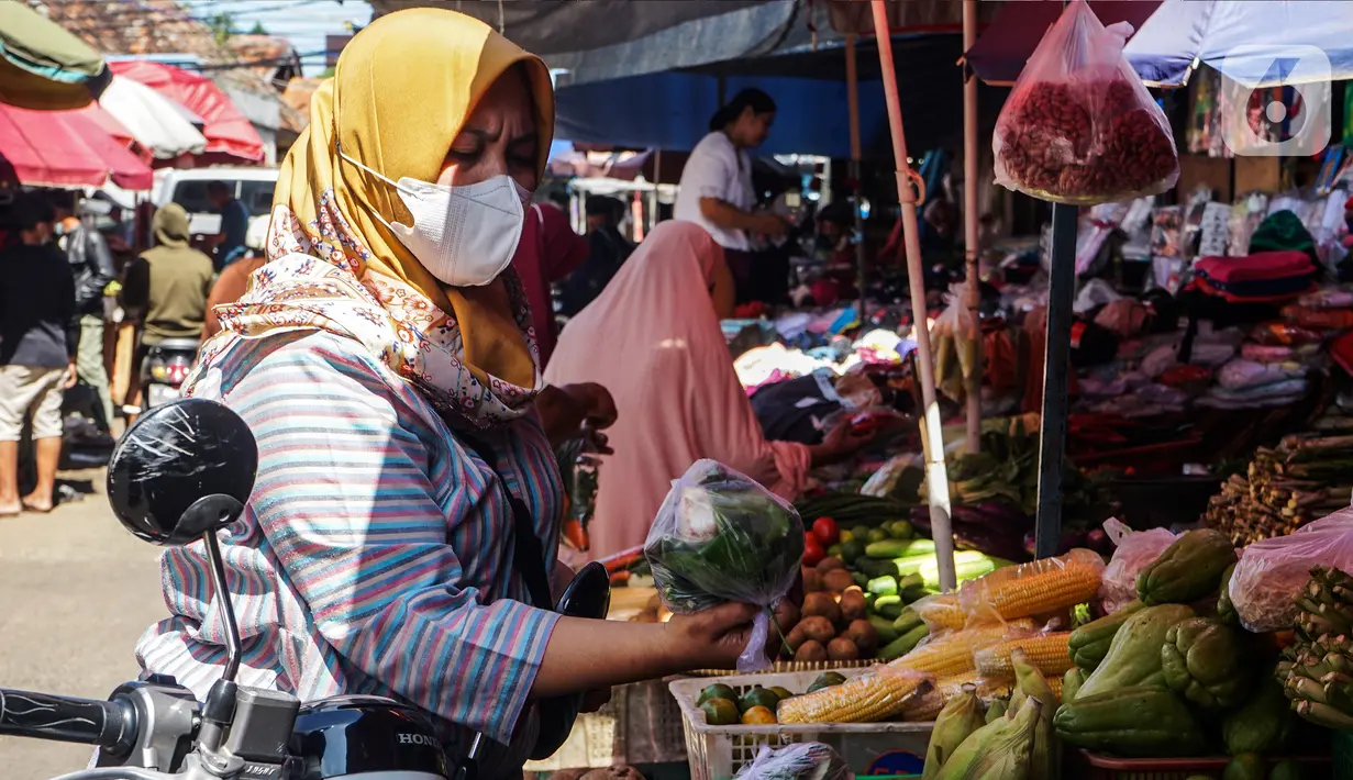 Pembeli berbelanja kebutuhan pokok di Kebayoran Lama, Jakarta, Rabu (6/4/2022). Di awal bulan puasa, harga sejumlah bahan pokok merangkak naik. Kenaikan harga kebutuhan pokok mulai terasa sejak dua pekan terakhir untuk komoditi seperti cabai, telur, gula, hingga daging. (Liputan6.com/Johan Tallo)