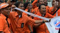 Pegawai PT Pos Indonesia (Persero) menggelar aksi di depan Kantor Kementerian BUMN, Jakarta, Rabu (6/2). Massa yang mengenakan baju warna oranye ini menuntut tiga tuntutan, ganti direksi, menolak upah murah dan stop union busting (Merdeka.com/Imam Buhori)