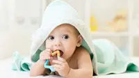 Bayi Memasukkan Benda ke Mulut, Wajar atau Kebiasaan Buruk?