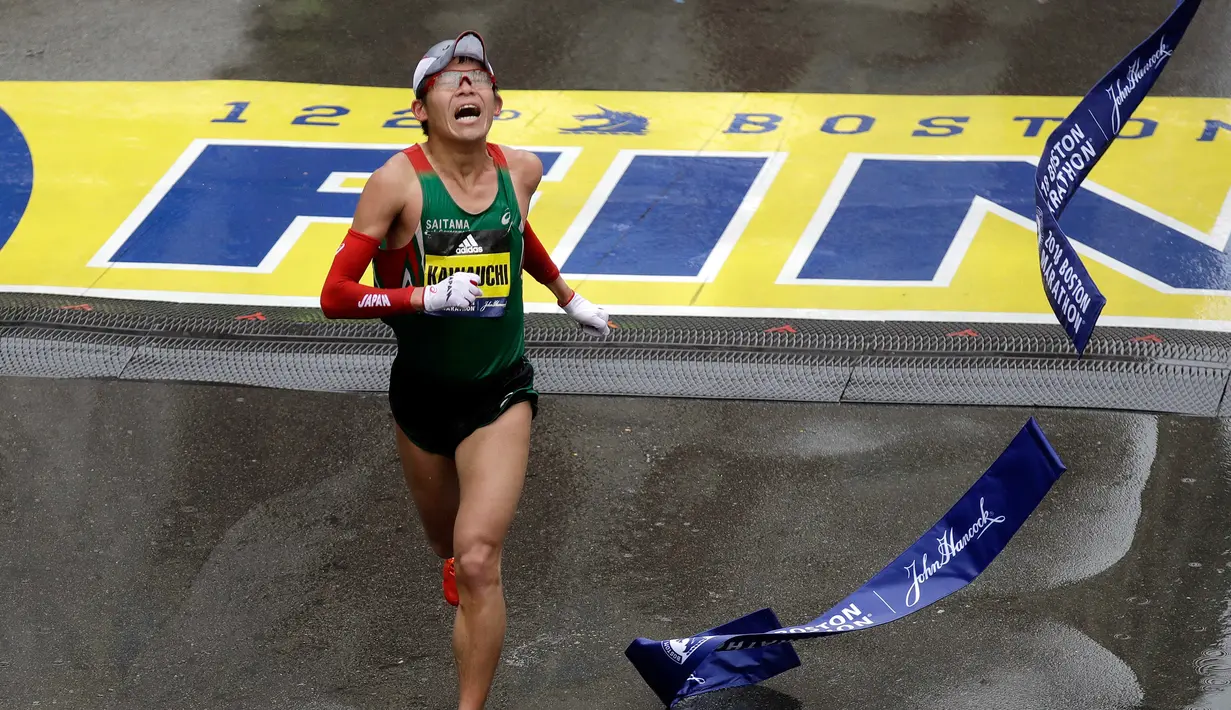 Pelari Jepang, Yuki Kawauchi berhasil mencapai garis finis pada Boston Marathon ke-122 di Boston, Senin (16/4). Yuki Kawauchi menjadi pelari Jepang pertama yang berhasil menjadi juara Maraton Boston sejak 1987. (AP/Charles Krupa)