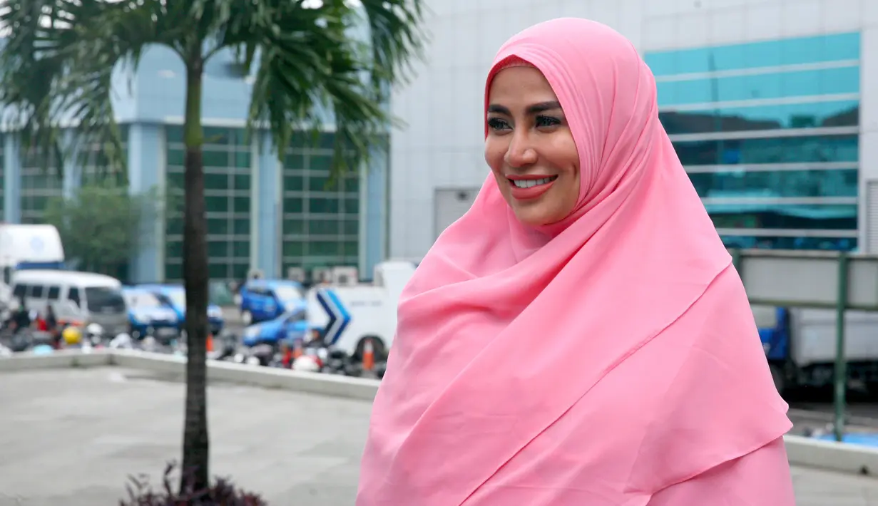 "Penginnya semua dihilangin, aku diberikan mulus sama Allah ingin dikembalikan mulus lagi," pungkas Cinta Penelope. (Nurwahyunan/Bintang.com)