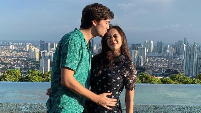 Hamil 5 Bulan Aura Kasih Pegang Ular Showbiz Liputan6 Com