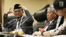 Ekspresi Dahnil Anzar Simanjuntak (kiri) saat memberi penjelasan dalam diskusi publik di kantor staff presiden, Jakarta, Kamis (7/9). Dalam kesempatan itu, Dahnil Anzar menyarankan agar pejabat dan politisi belajar Pancasila. (Liputan6.com/Angga Yuniar)