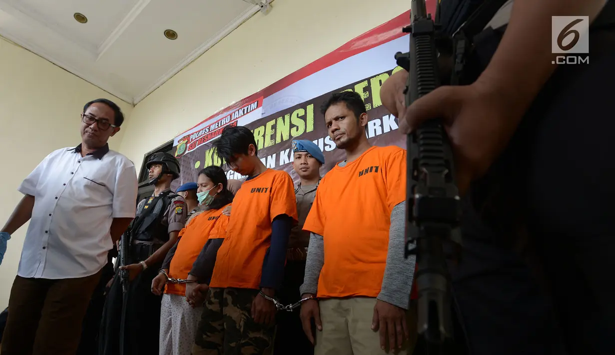 Tersangka dihadirkan saat rilis kasus narkotika jenis sabu di Polres Jakarta Timur, Jumat (21/6/2019). Sebanyak 7,3 kilogram sabu berhasil diamankan serta barang bukti mobil dan motor 5 handpone samsung, 4 unit handphone, 1 buku tabungan BCA  beserta ATM, dan timbangan. (merdeka.com/Imam Buhori)