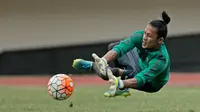 Aksi Jandia Eka Putra saat menjalani latihan Timnas Indonesia di Stadion Manahan Solo Jawa Tengah, Sabtu (23/9/2016).  (Bola.com/Peksi Cahyo)