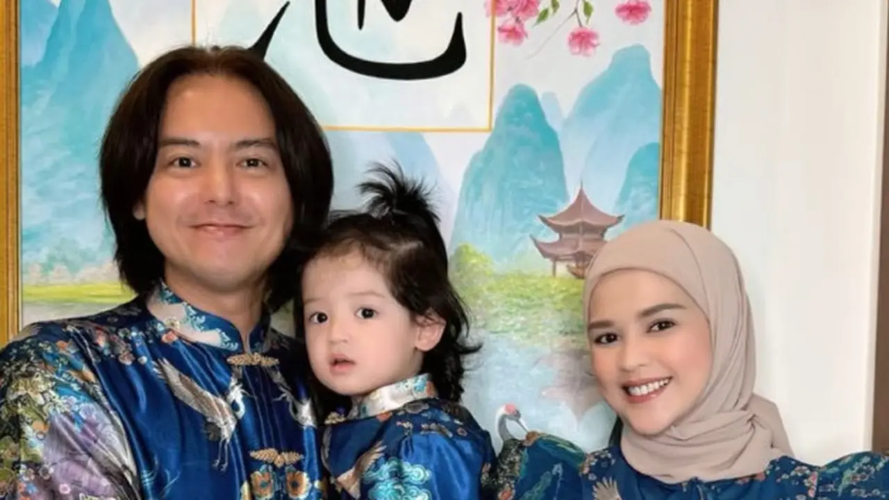 Tampilan Menggemaskan Anak Artis Kenakan Baju Tradisional China saat Imlek 2025