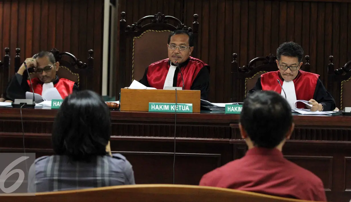 Hakim saat mendengarkan keterangan saksi  pada sidang lanjutan terdakwa korupsi wisma atlet Jakabaring Rizal Abdullah di Pengadilan Tipikor, Jakarta, Senin (24/8/2015). Sidang beragendakan pemeriksaan saksi. (Liputan6.com/Helmi Afandi)