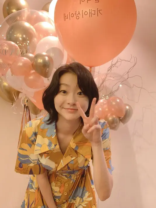 Siapa yang tak kenal wajah perempuan cantik satu ini? Kim Da Mi yang terkenal lewat perannya di drama Itaewon Class dan Our Beloved Summer juga pernah memiliki gaya rambut pendek yang klasik tanpa poni. Berani coba yang mana, Sahabat FIMELA? Foto: Instagram.