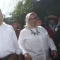 Calon Gubernur DKI Jakarta Anies Baswedan bersama istri, Fery Farhati dan anak perempuannya, Mutiara Baswedan, meninggalkan TPS 028 Cilandak Barat, Jakarta, usai menggunakan hak pilihnya pada Pilkada DKI 2017, Rabu (15/2). (Liputan6.com/Immanuel Antonius)