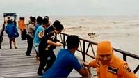 Tim SAR Gabungan mengevakuasi dua nelayan dan perahu yang terdampar di Dermaga OW Pantai Widuri Pemalang. (Foto: Liputan6.com/Muhamad Ridlo)