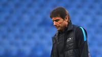 Antonio Conte – Alasan mundurnya Conte sebagai juru taktik Inter Milan ini diakibatkan oleh kurangnya dukungan oleh klub. Pasalnya walapun ia telah membawa klubnya juara Serie A musim ini, Inter tidak bisa memberikan dukungan finansial seperti yang diharapkan. (Foto: AFP/Marco Bertorello)